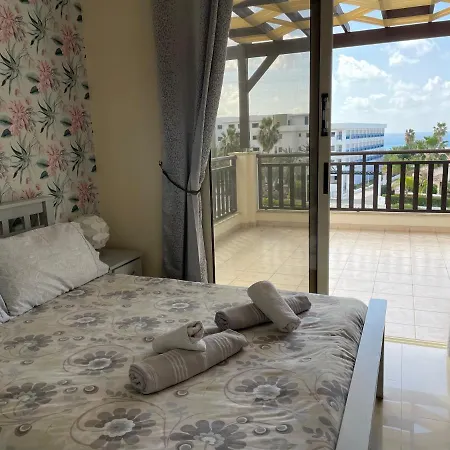 Denis, Marine Drive, Coral Bay Пейя