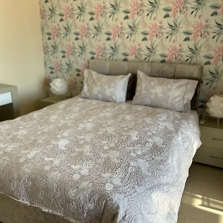 Denis, Marine Drive, Coral Bay * Пейя