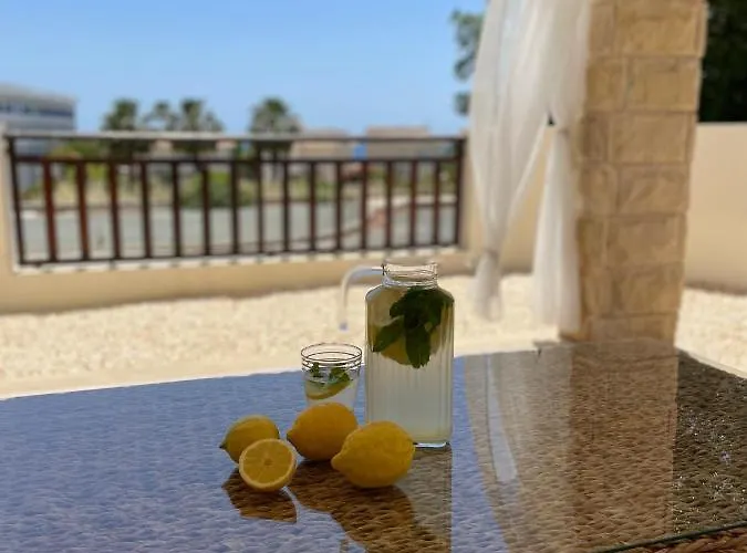 Denis, Marine Drive, Coral Bay فيلة